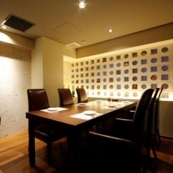 プライベートな完全個室空間は、6名様までのお部屋がございます。接待や会食にもぜひご利用ください。