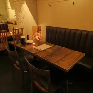 お店の奥には、落ち着いてお食事ができるテーブル席をご用意しております。アンティーク家具に囲まれたお洒落な空間は、女子会やご友人同士のお集まり、少人数のご宴会にぴったり。広々とした空間で、厳選されたワインと南ヨーロッパ料理をゆっくりとご堪能いただけます。