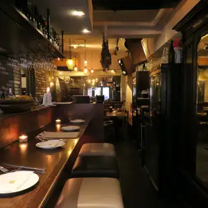 35名様までの着席パーティから、最大60名様までの立食スタイルまで、お店を丸ごと貸し切ってのご利用が可能です。アンティーク家具に囲まれたお洒落な空間で、周りを気にせず賑やかな時間をお過ごしいただけます。会社の打ち上げや結婚式の二次会など、幅広い用途にぜひご相談ください。