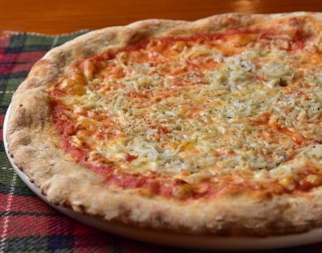 A variety of pizzas made with homemade dough made from beer and craft beer malt lees and high-quality Italian flour.