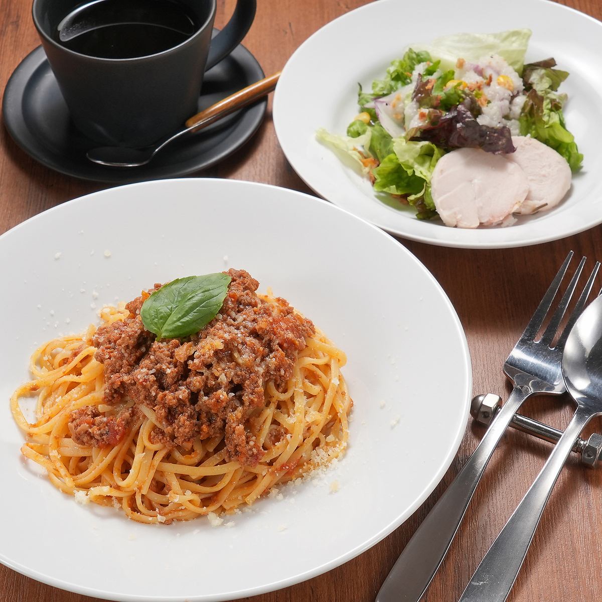 内装がおしゃれな店内で料理をご堪能下さい！