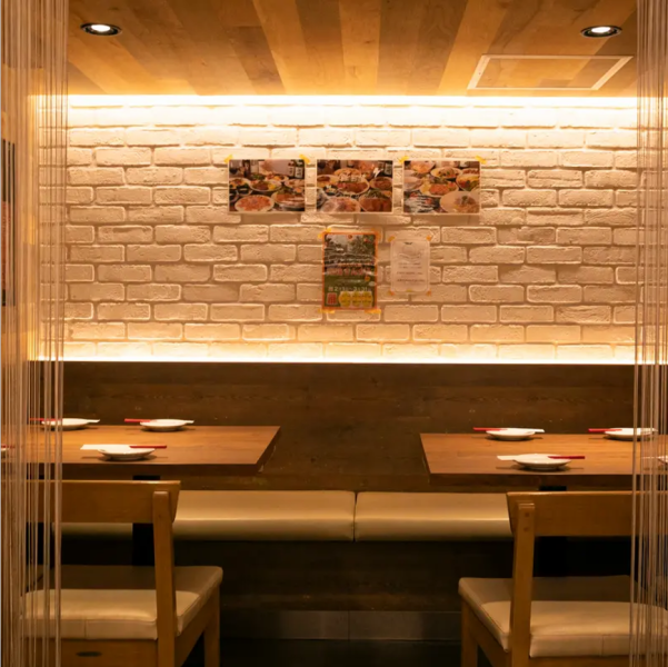 【半個室】木の温もりが広がる落ち着いた空間の半個室は最大8名様まで座れます◎片側がソファー席になっておりますのでゆっくりしたお時間をお過ごしいただけます。合コンや飲み会、女子会、様々なシーンにご利用ください。