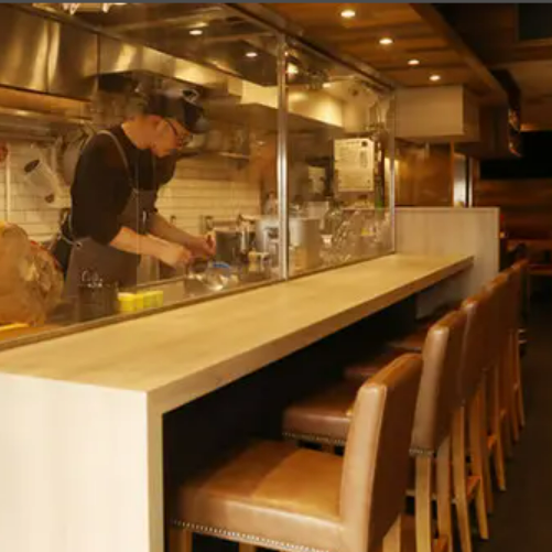 【カウンター席】ライブ感たっぷりのオープンキッチンカウンターはカジュアルなデートなどにぴったり♪記念日のサプライズなども承りますので、お気軽にご相談くださいませ◎　お1人様でのご利用も大歓迎です。お仕事帰りのサク飲みなどにもご利用ください！