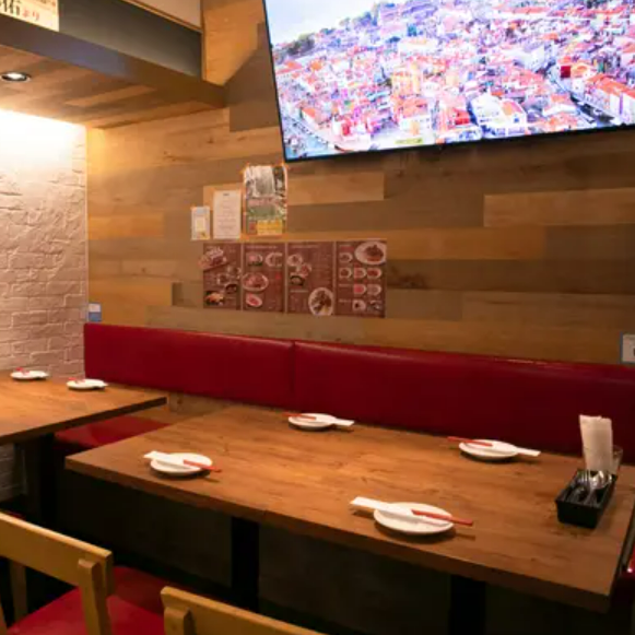 店内は「笑って、食べて、幸せに！」をモットーにデザインされ、明るく居心地の良い空間になっています◎都会でも宮崎の豊かな自然を感じるコンセプトで、ふらっと立ち寄れる雰囲気が魅力。飯田橋駅から徒歩2分とアクセスも便利で、どなたでも入りやすい気取らない空気感が特徴です♪