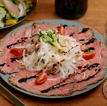 ≪Strada名物≫国産の黒毛和牛使用「牛タタキのカルパッチョ」絶品です！