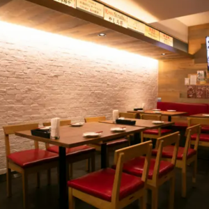 【女子会や合コンに】ゆったりと配置されたテーブル席は、会話を楽しみながらお食事を堪能したいシーンにぴったりです♪木の温もりを感じる落ち着いたインテリアに囲まれて、宮崎産の厳選食材を使用した創作イタリアンを心ゆくまでお楽しみいただけます。最大6名様まで対応可能で、賑やかなお集まりに最適な空間です◎