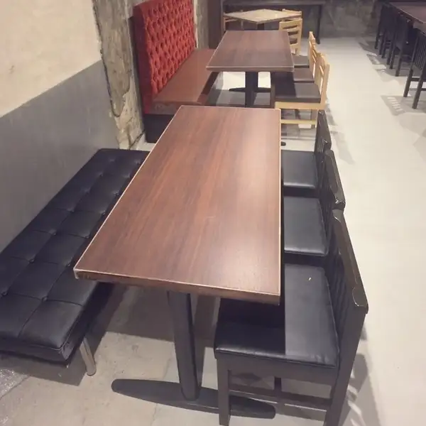 宴会や飲み会など、大人数での利用にも対応する広々とした店内。みんなで鍋を囲みながら食事を楽しめるので、会社宴会や友人同士の集まりにもおすすめです。活気のある雰囲気の中、料理を囲んで会話も弾み、グループで楽しい時間を過ごせます。