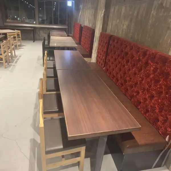 会社の宴会や歓送迎会、友人同士の飲み会など、さまざまなシーンで利用しやすい空間。大人数での宴会にも対応しているため、人数が多い集まりにもぴったりです。鍋を囲んで料理をシェアしながら、みんなでワイワイ盛り上がれるのも魅力です。