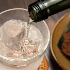全国各地から厳選した日本酒を取り揃え