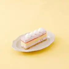 白桃とフランボワーズのケーキ