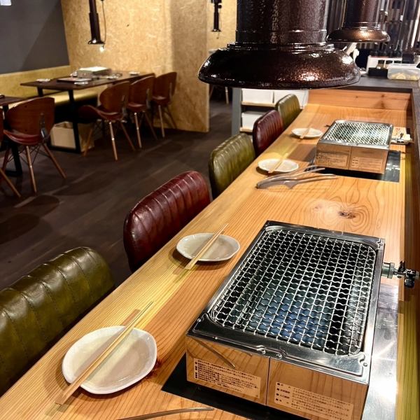 <Yakiniku per person is welcome◎> Our counter seats are large single-board tables, so you can enjoy Kuroge Wagyu beef to your heart's content in a spacious space without feeling cramped. Please feel free to stop by after work or at the end of the day.