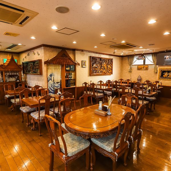 タイとミャンマーの文化が融合した店内♪木の温もりを感じる家具や、伝統的な装飾品が随所に配置され、訪れる人々を異国情緒で包み込みます!壁には美しいアートを飾り、ゆったりとした空間でリラックスできる居心地の良い環境となっております。テーブル席も広々としており、家族や友人と楽しい時間を過ごすのに最適です!