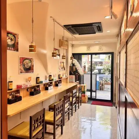 <p>広々とした店内は、明るく開放的な雰囲気が魅力です。カウンター席はゆったりと配置され、グループでの利用にも最適！学生のサークル飲み会や会社の集まりなど、さまざまなシーンで活躍します。スーツケースや荷物を持っていても安心のスペースが確保されてます☆</p>