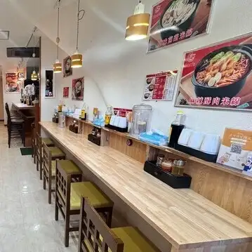 <p>店内は明るく清潔感があり、照明がしっかりしているため開放的な雰囲気です。早稲田大学近くという立地を活かし、学生を中心に幅広い層が訪れやすい環境になっています。女性一人でも安心して利用できる点も魅力です♪ランチにも◎お気軽にお立ち寄りください！</p>
