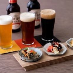 クラフトビールやクラフトジン、こだわりのワインなど、おしゃれで華やかなドリンクラインナップはデートにも◎さらりと入れるカウンターやテーブル席のご用意なので、お食事後に少し飲みたい時にもぴったりです。『クラフトビール3種と豆皿ペアリング』1800円(税込)など、ちょい飲みに嬉しいメニューもございます♪