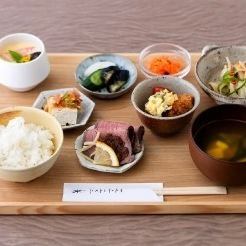 駅から近くアクセス◎、気軽に入れるオープンな雰囲気のお店。さっと入りたいランチのご利用にもぴったりです。平日限定、6種の日替わり小鉢が楽しめる『小鉢定食』1200円(税込)など、定食メニューも色々ご用意。お一人様でご利用いただけるカウンター席もございます。ランチタイムも「KAKETUKE」をどうぞ！