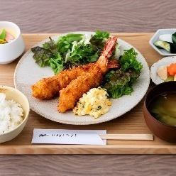 【ランチ】エビフライ定食は大きくてプリプリなエビが美味しい♪「ご飯、味噌汁、香の物、小鉢」付きです