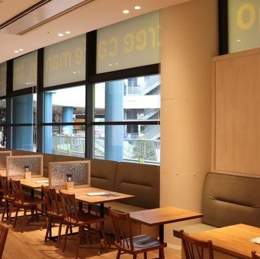 <p>広々とした店内が特徴です。高い天井と大きな窓からは自然光が差し込み、清潔感あふれる雰囲気を作り出しています。席はゆったりと配置されており、友人や家族とのご宴会にもぴったりです。特に女子会に◎写真映えするインテリア！カジュアルな雰囲気の中で、リラックスしながら楽しい時間を過ごせます♪</p>