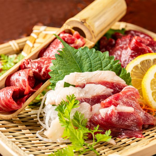 我们提供从熊本县直运的正宗马肉生鱼片。请对其中的差异感到惊讶。与九州小町烧酒绝配！