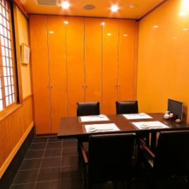 可容纳 2 至 4 人的小型私人房间。有3间私人桌房。