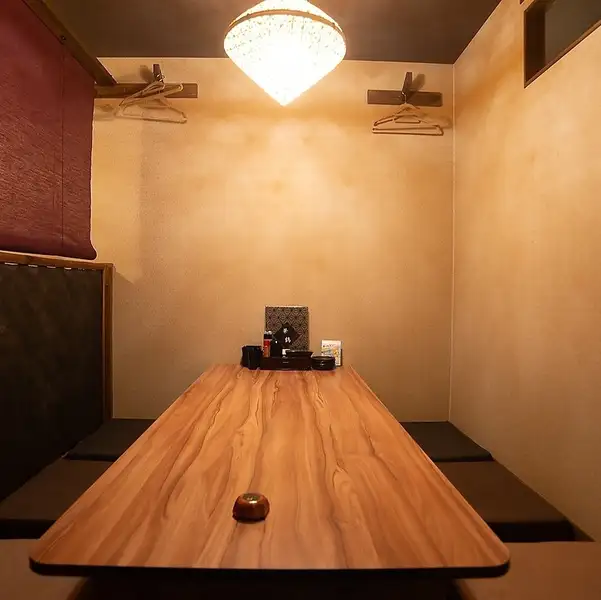 和の趣が漂う店内で、希少部位の串や豊後牛の串を味わえます。全席で煙草を嗜めるため、愛煙家の方も席を立つことなく会話に集中できる環境です。寛げるお座敷は2名様～最大45名様迄ご利用いただけます。貸切は35名様からとなっておりますので、各種ご宴会にどうぞ。