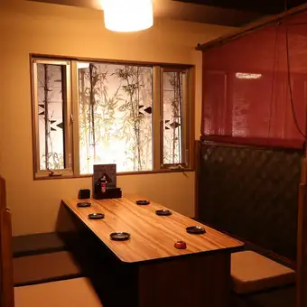 庭の見える奥座敷もご用意しています。和風モダンな当店自慢の空間をお愉しみ下さい。