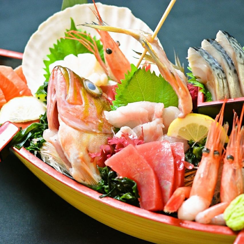 제철 해산물을 사치스럽게 사용한 "회 생선회"는 대인기의 일품!