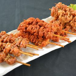 揚げパリ皮串(塩、タレ、秘伝のスパイス)　1本