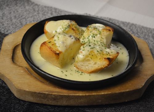 ガーリックトーストブルーチーズ焼き