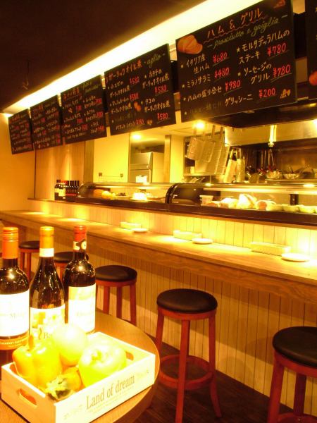 一個想像意大利酒吧的開放空間。您可以訂購和訂購展示櫃中排列的菜餚。