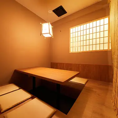 誕生日・記念日などのお祝い事にピッタリな席も◎10名様から20名様でゆったり利用できる個室席♪こだわりの上質な空間で食べる料理は絶品。お席のご希望もお伺いしております!極力ご要望にはお応えしますが混雑状況によって、ご案内できない場合がございます。ご了承くださいませ。新宿歌舞伎町での宴会・飲み会にも◎