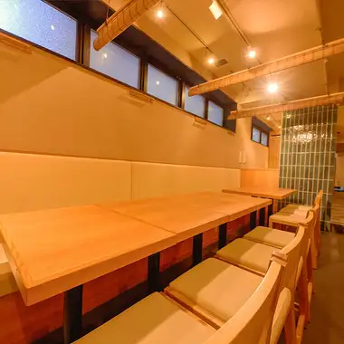 距离新宿站仅需步行4分钟!宁静现代的日式氛围,处处洋溢着传统日式魅力。我们接受最多130人的私人聚会预订!我们也提供各种宴会套餐!欢迎您在新宿歌舞伎町选择我们的场地举办团体活动、欢送会/欢迎会以及私人宴会♪ 我们还有各种超值优惠券!详情请查看优惠券页面!