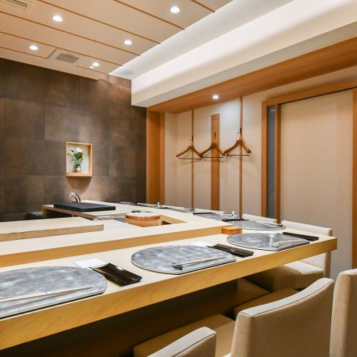 <p>[An adult hideaway at the counter] With only 9 seats at the counter, the distance between the owner and the customers is close, so you can enjoy a meal with plenty of presence.Please enjoy the variety of dishes served in front of you.</p>