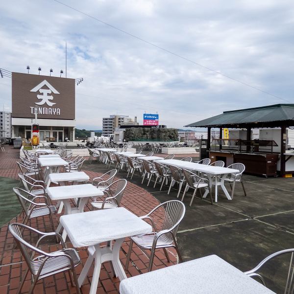 夕暮れ時にはとても美しい夕焼けサンセットに出会えるチャンスがあります。屋上からのサンセットビューは心を開放的満足感で満たしてくれ、とても豊かな気持ちにさせてくれます。リラックスした極上の時間を過ごせること間違いなしです！最大100名様以上でのご利用も可能な広々とした空間で素敵な時間をお過ごしください♪