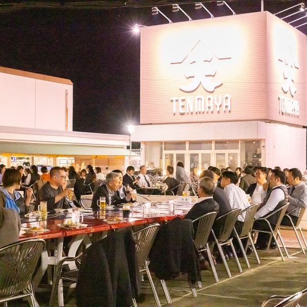夕暮れ時にはとても美しい夕焼けサンセットに出会えるチャンスがあります。屋上からのサンセットビューは心を開放的満足感で満たしてくれ、とても豊かな気持ちにさせてくれます。リラックスした極上の時間を過ごせること間違いなしです！最大100名様以上でのご利用も可能な広々とした空間で素敵な時間をお過ごしください♪
