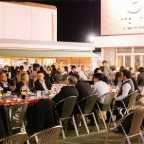 当店は、開放感が溢れるテラス席を多数ご用意しております!大人数でのご宴会や、プライベートなパーティー等にぴったりで、爽やかな風を感じながらお食事をご堪能いただけます◎夜は、きれいな夜景を眺めながらお酒をお楽しみいただけます♪ご宴会などの各種宴会のご予約を承っていますので、ぜひお気軽にご相談ください☆