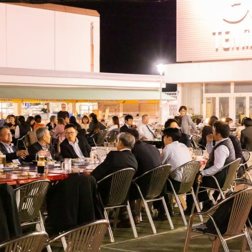 当店は、開放感が溢れるテラス席を多数ご用意しております!大人数でのご宴会や、プライベートなパーティー等にぴったりで、爽やかな風を感じながらお食事をご堪能いただけます◎夜は、きれいな夜景を眺めながらお酒をお楽しみいただけます♪ご宴会などの各種宴会のご予約を承っていますので、ぜひお気軽にご相談ください☆