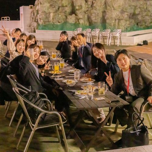 お日様の光を浴びながら、夜風を感じながら、時間帯によって情景が変わるからなお楽しい☆美味しい料理&ドリンクを囲み、お仲間内とワイワイする非日常の時間は至福のひととき♪お子様も大人も大満足いただける空間づくりを、当店では大切にしております。この夏は屋上ビアガーデン「HOP LAND」で心に残る最高の思い出を☆