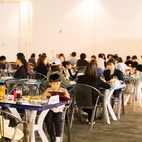 倉敷天満屋が誇る800席のビアガーデン会場は圧巻!おひとり様も大人数の集まりも大歓迎◎JR山陽本線・伯備線 倉敷駅南口を出てすぐ、天満屋の屋上が会場となっていますので、仕事帰りやサークル終わりに集合しやすいのが嬉しい☆食べ放題のバイキングコースや、お肉が食べ放題のバーベキューコースは、大人気のコースです♪