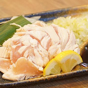 備長炭で焼き上げる自慢の大山鶏は絶品！