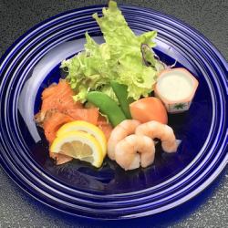 スモークサーモンと海老のサラダ