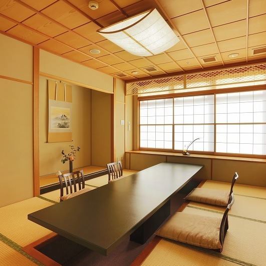 4～10名様用の開放感のある個室を3部屋ご用意しております。お誕生祝い、お子様行事、接待のお席など、様々なシーンでご利用下さいませ。四季折々の食材を贅沢に使用した懐石をお楽しみ下さい。