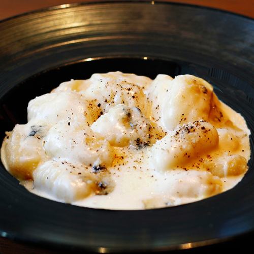 Cream gnocchi with 4 kinds of cheese