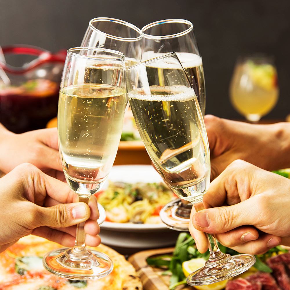 All-you-can-drink including sparkling wine and draft beer is available for 2,200 yen.