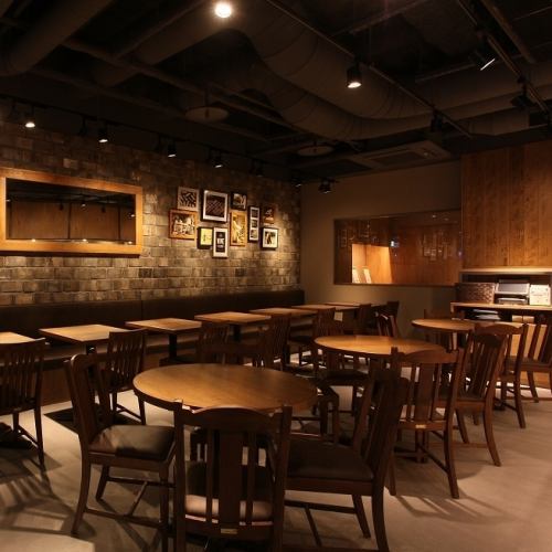 スタイリッシュでラグジュアリーな店内。会社帰りから貸切パーティまで幅広く対応可能!!