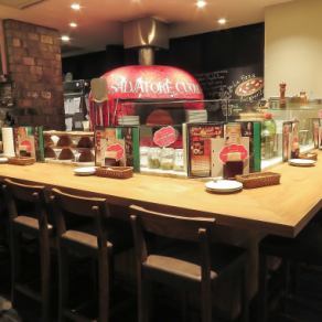 Counter seat where you can see the skill of pizzaiolo (craftsman) up close ♪