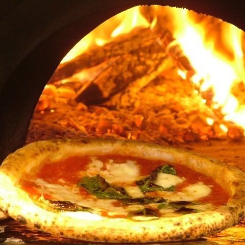 Pizza baked at once in a wood kiln at 400 degrees or more