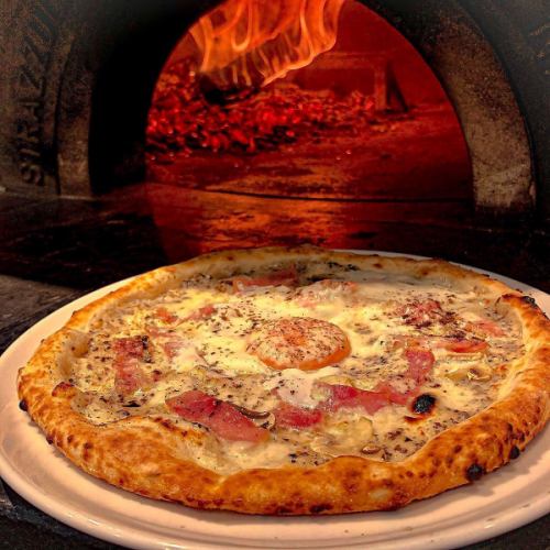 Authentic Neapolitan pizza baked in a wood kiln ♪