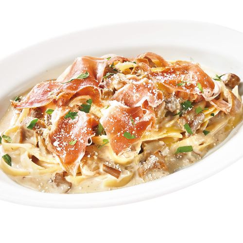 奶油意大利宽面配意大利熏火腿和牛肝菌