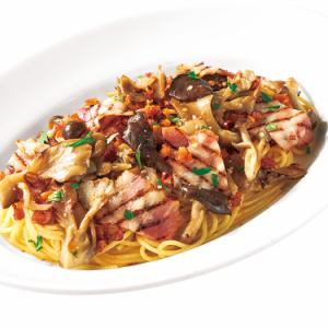 蘑菇、培根和坚果辣椒